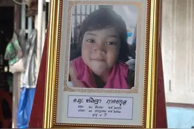 泰国9岁女孩在家玩耍，用窗帘扮鬼吓人，结果脖子被缠住活活窒息图片