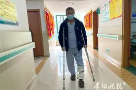 追踪 | 住院40余天 68岁老人伤口拆线准备出院图片