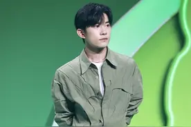 易烊千玺真是长大了，身穿衬衫和男人一样，俊朗五官看不出少年气图片