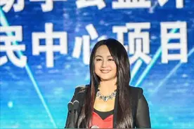 曹颖也中年发福了？黑连衣裙配露趾长靴像大妈，大饼脸快认不出图片