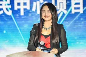 曹颖也中年发福了？黑连衣裙配露趾长靴像大妈，大饼脸快认不出图片