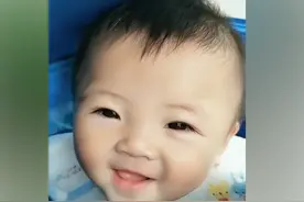 两年前火爆全网的“外卖宝宝”，因治愈系笑容吸粉无数，现状如何图片