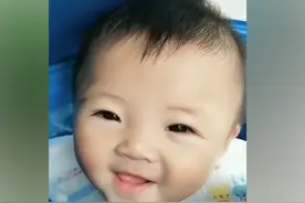 两年前火爆全网的“外卖宝宝”，因治愈系笑容吸粉无数，现状如何图片