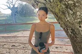 邓文迪17岁女儿久违晒照，穿吊带纤细似模特，富家女越发像妈妈图片