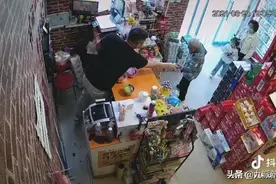 9旬奶奶买雪糕忘带钱老板请客，事后7旬儿子赶来付款，老板：挺感触的，善待身边人图片