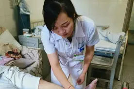 “糖爷爷”足背冒出红血丝没有在意，医生提醒：这是“糖足”在报警图片