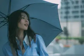 刘雯带火了这件“蓝衬衫”，高级又显瘦，上班通勤穿超适合图片