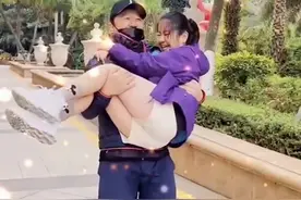 郭涛晒9岁女儿！穿短裤秀长腿，皮肤黝黑似他翻版，被老爸公主抱图片