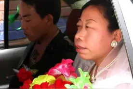 新郎，怪不得结婚你都不开心，新娘不光长的老而且还像个大猩猩啊图片