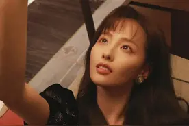 张嘉倪真懂得仪式感，在家里还穿成“阔太样”，复古风真的是爱了图片