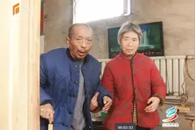 父母生病导致贫困，申请低保遇困难，孙子与其生活每天都吃咸菜视频封面
