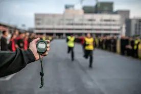 雏鹰试翼！新兵比武同样很“燃”——武警浙江总队机动支队严密组织新兵“军体之星”竞赛图片