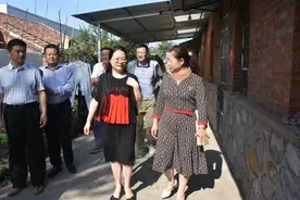 党的温暖无处不在——中秋、国庆前夕，淮北中院党组副书记、副院长王咏梅慰问重病的党员教师图片