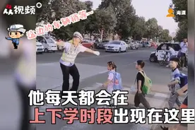 最暖心的守护者！交警护崽式护送学生上下学图片