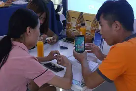 手机店老板爆料，网购手机和实体店买手机，简直差太多了图片