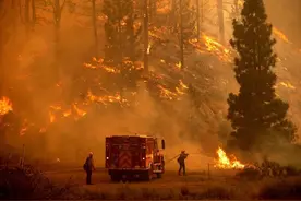美国西部8个州爆发山火，米德湖水位下降40米，灾难已无法挽回图片