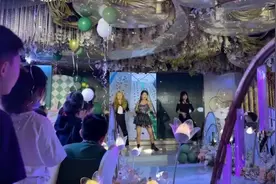 迷惑！江苏10岁孩子办生日宴会，35岁辣妈在台上穿短裙热情献舞图片