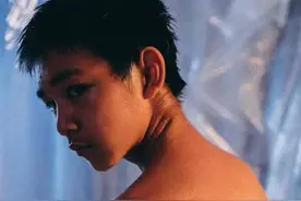 张子枫是演姐姐上瘾了吗？新片和朱朝阳演姐弟，一秒入戏吓坏弟弟图片
