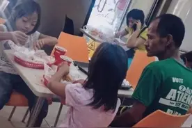 看哭了…15个与爸爸有关的瞬间，每一个都在表白“我是真的爱你”图片