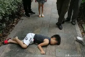 高二孩子跳楼身亡！父母谨记，这种情况下，请立刻停止批评孩子图片