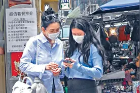 冻龄女神邱淑贞携二女儿外出逛街：大女儿像妈妈，二女儿更像爸爸图片