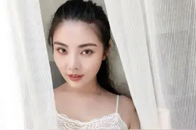 大嫂徐冬冬，一组蕾丝吊带背心美照，大秀傲人事业线图片