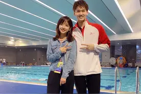 偶像剧照进现实？王冰冰采访徐嘉余众人嗑cp，工作人员都来助攻？图片