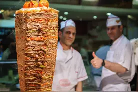 小时候超级喜欢这种土耳其烤肉，夹在烧饼或薄饼里有甜甜的味道图片