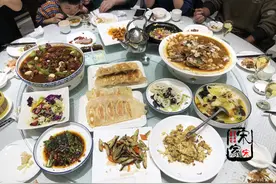 朋友聚会点了12道鲁菜，看到第5道菜，朋友惊讶：这也是鲁菜？图片
