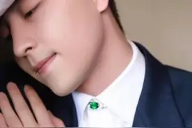 邓伦戴帝王绿翡翠胸针儒雅清秀！男士该如何搭配翡翠胸针呢？图片