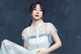柳岩真是豁出去了！透明“雨衣”都敢直接穿出来，涂大红唇好撩啊图片