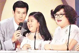 郑少秋34岁女儿情绪失控！对着镜头激动落泪，去年还曾喝醉酒直播图片
