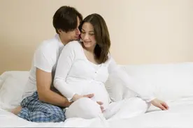 孕期夫妻可以亲密吗？医生：避开前三后三，但对这些孕妈是大忌图片