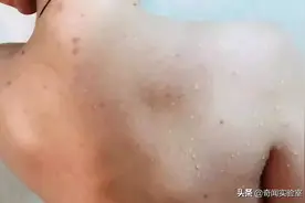 洗澡时，后背自己搓不到怎么办？试试这“妙招”，不求人特享受图片