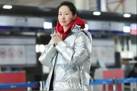 刘敏涛把牛仔喇叭裤穿火了，搭配羽绒服毛衣都好看，时髦又显身材图片