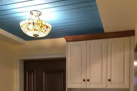 婆婆为节省卫生间空间，竟把马桶装在墙角，装修师傅也是没脑子图片