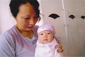 2岁男婴哭闹被保姆殴打，三分钟打了十多次，看着都心疼图片