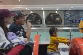 商场陪孩子坐小火车，3个家庭展现截然不同的状态，引人深思图片