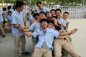 “打入”00后中学生，这位80后班主任的“潜伏”不一般图片