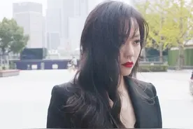 被张靓颖撩到了，穿西装外套身材立体挺拔，黑发红唇霸气冷艳图片