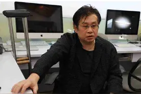 当年《水手》万人传唱，如今年过58郑智化半身瘫痪，需要三人搀扶图片
