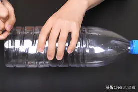 下雨天袜子太多没地方晾晒？塑料瓶巧改造下，轻松晾晒20双袜子图片