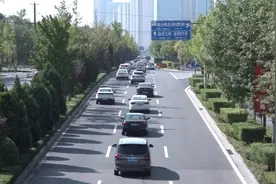 女子坐上高架桥 太原交警现场营救图片