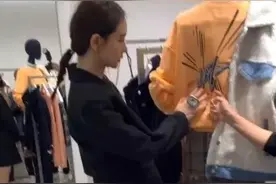 戚薇到商场买衣服，店员出来介绍，她的站姿“打脸”半个娱乐圈图片