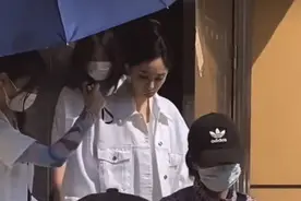 杨幂继打手机后扔伞又引争议，被疑脾气大，网友放慢视频还原真相图片