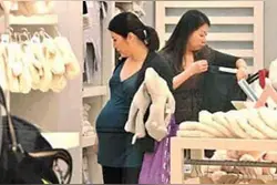 “谁让她不让路！”男孩推倒孕妇被暴揍，网友：活该图片