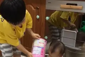 熊孩子偷偷把弟弟放在锅里，妈妈发现时“配料”已撒好：都是钱啊图片