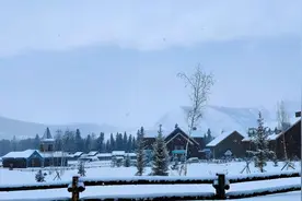 屋顶积雪如瀑布倾泻 当地人：不稀奇图片