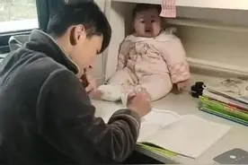 哥哥写作业被干扰，无奈将捣乱妹妹“封印”在书桌上，网友：无情图片