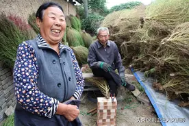 76岁农民大叔，用野草编扫帚干了60年，看如今生活成啥样图片